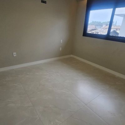 Casa Residencial com 195m², 3 quartos (sendo 3 suítes), 2 garagens, no bairro Carianos em Florianópolis