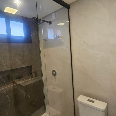 Casa Residencial com 195m², 3 quartos (sendo 3 suítes), 2 garagens, no bairro Carianos em Florianópolis