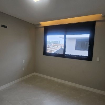 Casa Residencial com 195m², 3 quartos (sendo 3 suítes), 2 garagens, no bairro Carianos em Florianópolis
