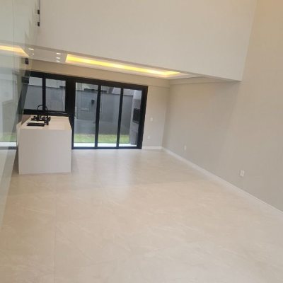 Casa Residencial com 195m², 3 quartos (sendo 3 suítes), 2 garagens, no bairro Carianos em Florianópolis