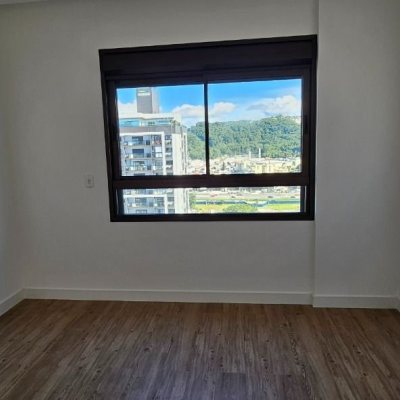 Apartamentos com 113m², 3 quartos (sendo 3 suítes), 2 garagens, no bairro Kobrasol em São José