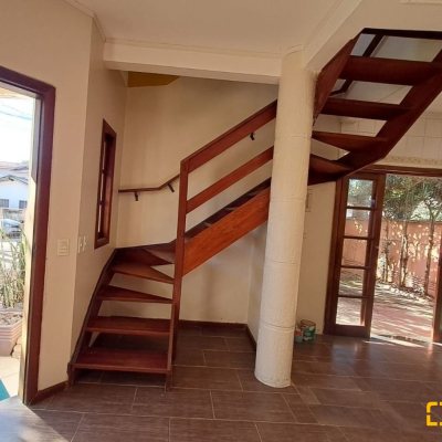 Sobrado Residencial com 74m², 2 quartos (sendo 1 suíte), 3 garagens, no bairro Ingleses em Florianópolis