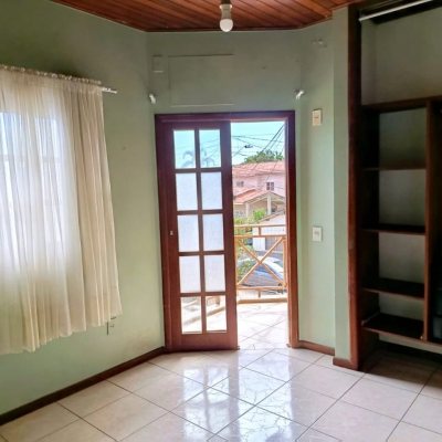 Sobrado Residencial com 74m², 2 quartos (sendo 1 suíte), 3 garagens, no bairro Ingleses em Florianópolis