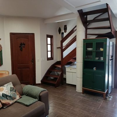 Sobrado Residencial com 74m², 2 quartos (sendo 1 suíte), 3 garagens, no bairro Ingleses em Florianópolis