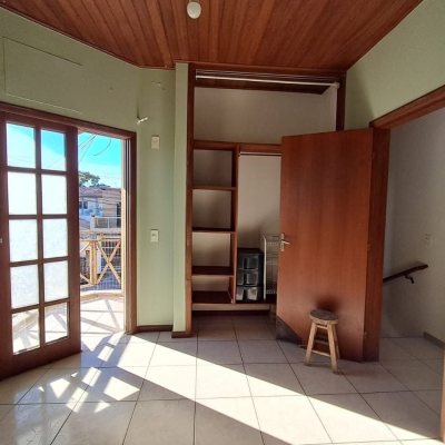 Sobrado Residencial com 74m², 2 quartos (sendo 1 suíte), 3 garagens, no bairro Ingleses em Florianópolis