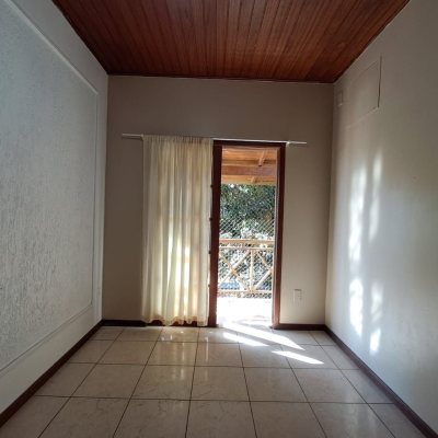 Sobrado Residencial com 74m², 2 quartos (sendo 1 suíte), 3 garagens, no bairro Ingleses em Florianópolis