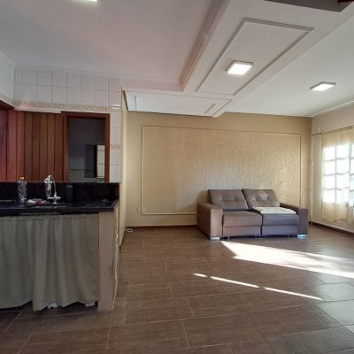 Sobrado Residencial com 74m², 2 quartos (sendo 1 suíte), 3 garagens, no bairro Ingleses em Florianópolis