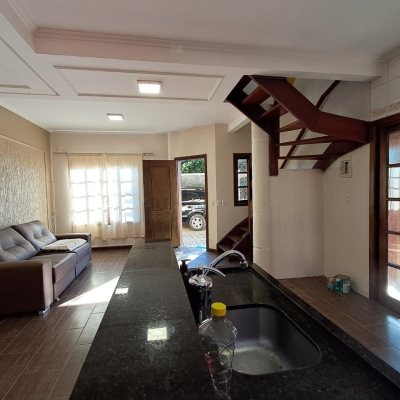 Sobrado Residencial com 74m², 2 quartos (sendo 1 suíte), 3 garagens, no bairro Ingleses em Florianópolis