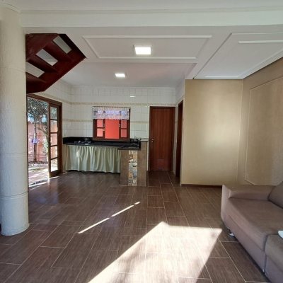 Sobrado Residencial com 74m², 2 quartos (sendo 1 suíte), 3 garagens, no bairro Ingleses em Florianópolis