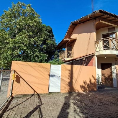Sobrado Residencial com 74m², 2 quartos (sendo 1 suíte), 3 garagens, no bairro Ingleses em Florianópolis