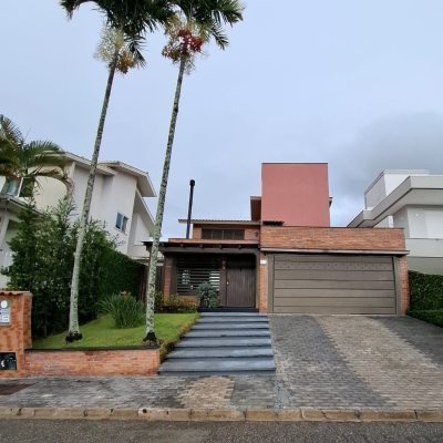 Casa Residencial com 200m², 3 quartos (sendo 1 suíte), 2 garagens, no bairro Pedra Branca em Palhoça