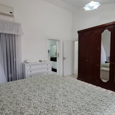 Casa Residencial com 200m², 3 quartos (sendo 1 suíte), 2 garagens, no bairro Pedra Branca em Palhoça