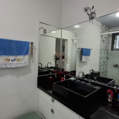 Casa Residencial com 200m², 3 quartos (sendo 1 suíte), 2 garagens, no bairro Pedra Branca em Palhoça