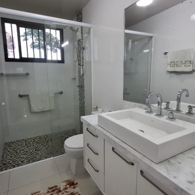 Casa Residencial com 200m², 3 quartos (sendo 1 suíte), 2 garagens, no bairro Pedra Branca em Palhoça