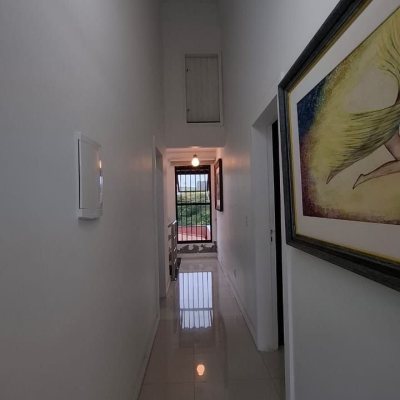 Casa Residencial com 200m², 3 quartos (sendo 1 suíte), 2 garagens, no bairro Pedra Branca em Palhoça