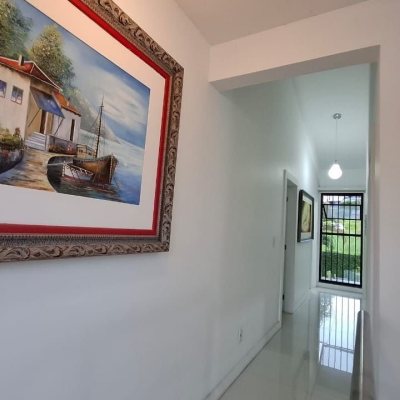 Casa Residencial com 200m², 3 quartos (sendo 1 suíte), 2 garagens, no bairro Pedra Branca em Palhoça
