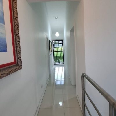 Casa Residencial com 200m², 3 quartos (sendo 1 suíte), 2 garagens, no bairro Pedra Branca em Palhoça