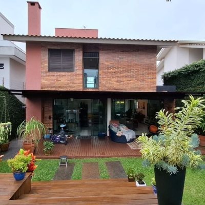 Casa Residencial com 200m², 3 quartos (sendo 1 suíte), 2 garagens, no bairro Pedra Branca em Palhoça