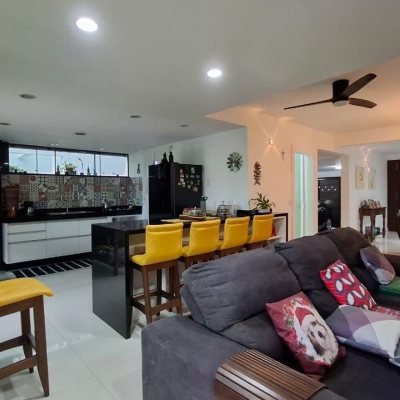 Casa Residencial com 200m², 3 quartos (sendo 1 suíte), 2 garagens, no bairro Pedra Branca em Palhoça