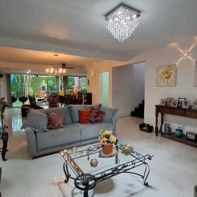 Casa Residencial com 200m², 3 quartos (sendo 1 suíte), 2 garagens, no bairro Pedra Branca em Palhoça