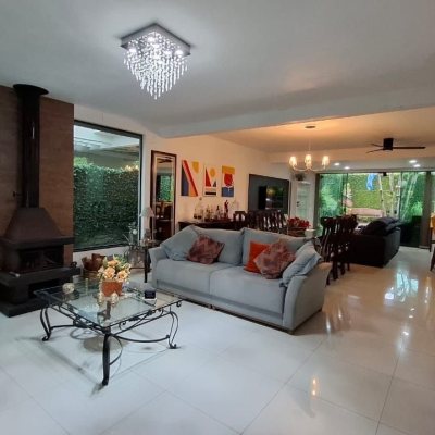 Casa Residencial com 200m², 3 quartos (sendo 1 suíte), 2 garagens, no bairro Pedra Branca em Palhoça