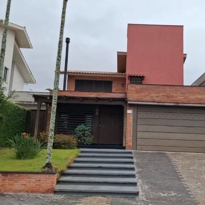 Casa Residencial com 200m², 3 quartos (sendo 1 suíte), 2 garagens, no bairro Pedra Branca em Palhoça