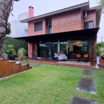 Casa Residencial com 200m², 3 quartos (sendo 1 suíte), 2 garagens, no bairro Pedra Branca em Palhoça