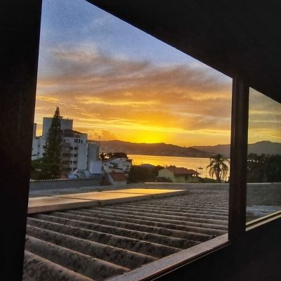 Casa Residencial com 236m², 3 quartos (sendo 1 suíte), 2 garagens, no bairro Coqueiros em Florianópolis