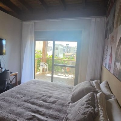 Casa Residencial com 236m², 3 quartos (sendo 1 suíte), 2 garagens, no bairro Coqueiros em Florianópolis