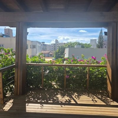 Casa Residencial com 236m², 3 quartos (sendo 1 suíte), 2 garagens, no bairro Coqueiros em Florianópolis