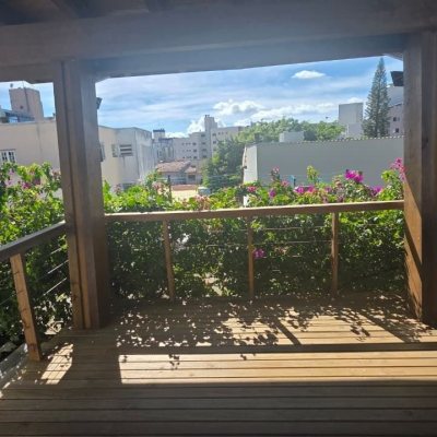 Casa Residencial com 236m², 3 quartos (sendo 1 suíte), 2 garagens, no bairro Coqueiros em Florianópolis