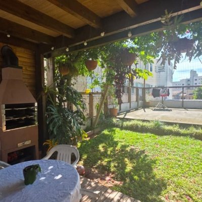 Casa Residencial com 236m², 3 quartos (sendo 1 suíte), 2 garagens, no bairro Coqueiros em Florianópolis