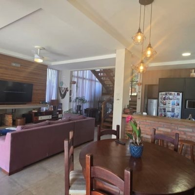 Casa Residencial com 236m², 3 quartos (sendo 1 suíte), 2 garagens, no bairro Coqueiros em Florianópolis