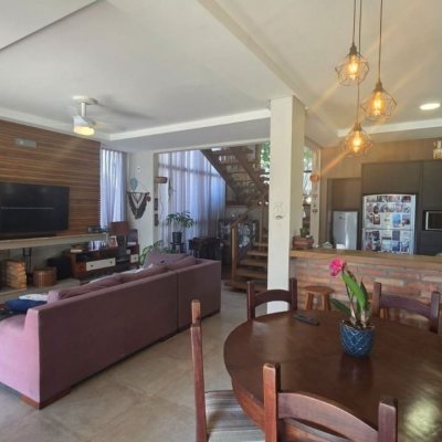 Casa Residencial com 236m², 3 quartos (sendo 1 suíte), 2 garagens, no bairro Coqueiros em Florianópolis