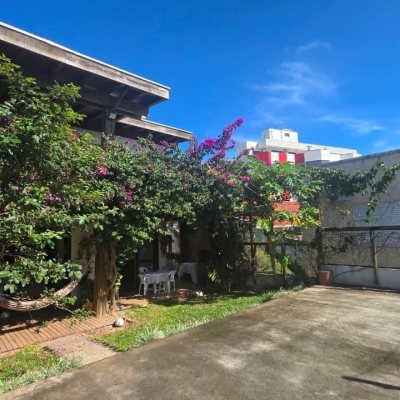 Casa Residencial com 236m², 3 quartos (sendo 1 suíte), 2 garagens, no bairro Coqueiros em Florianópolis