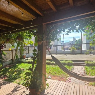 Casa Residencial com 236m², 3 quartos (sendo 1 suíte), 2 garagens, no bairro Coqueiros em Florianópolis