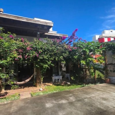 Casa Residencial com 236m², 3 quartos (sendo 1 suíte), 2 garagens, no bairro Coqueiros em Florianópolis