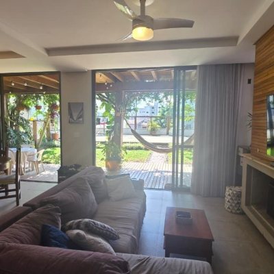 Casa Residencial com 236m², 3 quartos (sendo 1 suíte), 2 garagens, no bairro Coqueiros em Florianópolis