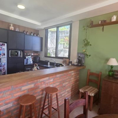 Casa Residencial com 236m², 3 quartos (sendo 1 suíte), 2 garagens, no bairro Coqueiros em Florianópolis