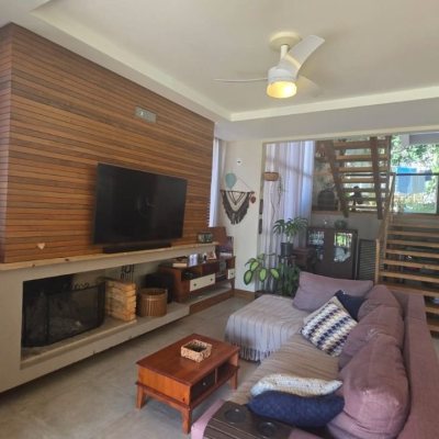 Casa Residencial com 236m², 3 quartos (sendo 1 suíte), 2 garagens, no bairro Coqueiros em Florianópolis