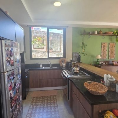 Casa Residencial com 236m², 3 quartos (sendo 1 suíte), 2 garagens, no bairro Coqueiros em Florianópolis