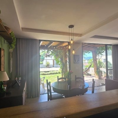 Casa Residencial com 236m², 3 quartos (sendo 1 suíte), 2 garagens, no bairro Coqueiros em Florianópolis