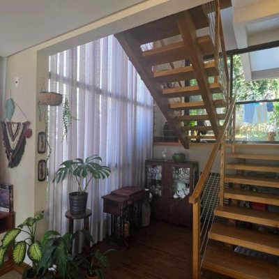 Casa Residencial com 236m², 3 quartos (sendo 1 suíte), 2 garagens, no bairro Coqueiros em Florianópolis