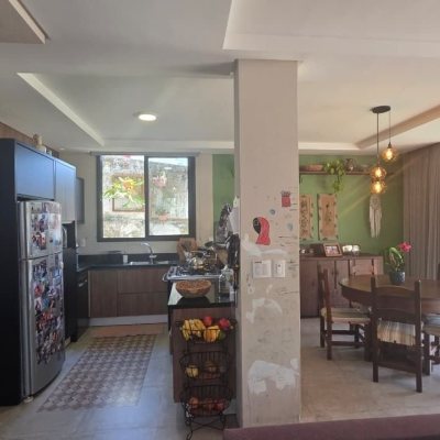 Casa Residencial com 236m², 3 quartos (sendo 1 suíte), 2 garagens, no bairro Coqueiros em Florianópolis