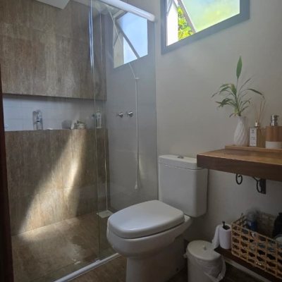 Casa Residencial com 236m², 3 quartos (sendo 1 suíte), 2 garagens, no bairro Coqueiros em Florianópolis