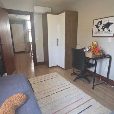 Casa Residencial com 236m², 3 quartos (sendo 1 suíte), 2 garagens, no bairro Coqueiros em Florianópolis