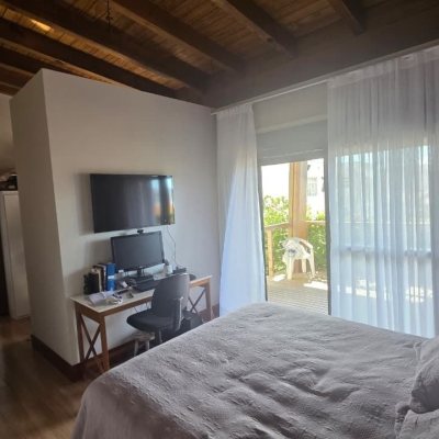 Casa Residencial com 236m², 3 quartos (sendo 1 suíte), 2 garagens, no bairro Coqueiros em Florianópolis