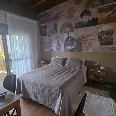 Casa Residencial com 236m², 3 quartos (sendo 1 suíte), 2 garagens, no bairro Coqueiros em Florianópolis