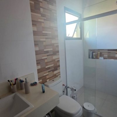 Casa Residencial com 236m², 3 quartos (sendo 1 suíte), 2 garagens, no bairro Coqueiros em Florianópolis