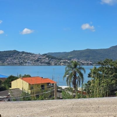 Casa Residencial com 236m², 3 quartos (sendo 1 suíte), 2 garagens, no bairro Coqueiros em Florianópolis